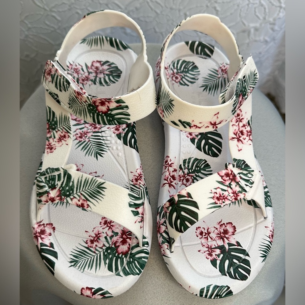 Floral Print Sandals with Green and Pink Accents (6)